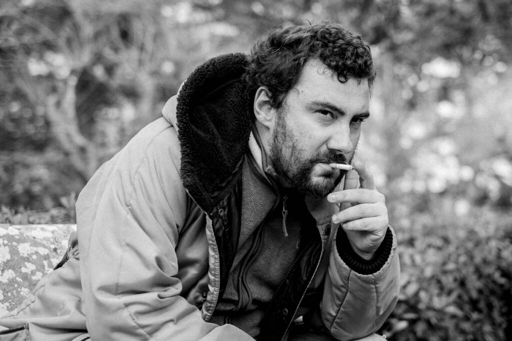 Solitudine e sete Fedele Dalessandro - Scatto di scena del protagonista che esprime alienazione ed emarginazione sociale.