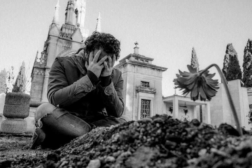 Solitudine e sete Fedele Dalessandro - Scatto di scena del protagonista che esprime alienazione ed emarginazione sociale.